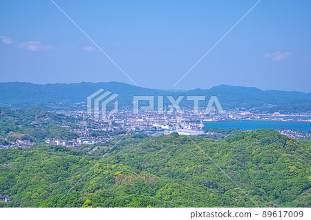 從向島高見山觀景台看到的初夏尾道市和尾道水道 2 廣島縣尾道市 從向島高見山觀景台看到的初夏尾道市和尾道水道 2 廣島縣尾道市 89617009
