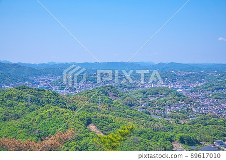 從向島高見山觀景台看到的初夏尾道市和尾道水道 3 廣島縣尾道市 從向島高見山觀景台看到的初夏尾道市和尾道水道 3 廣島縣尾道市 89617010