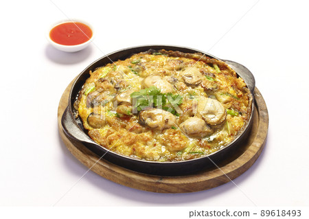 Thai food, fried mussel pancake in hot pan or Oysters on the hot pan Thai food, fried mussel pancake in hot pan or Oysters on the hot pan 89618493