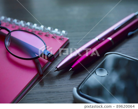 筆記本、眼鏡、智能手機的商業形象（女性） 89620064