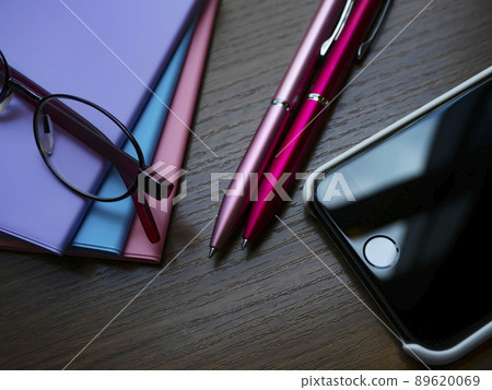 筆記本、眼鏡、智能手機的商業形象（女性） 89620069