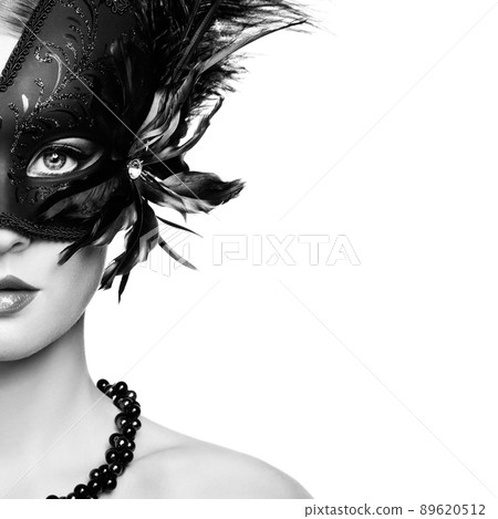 Beautiful young woman in black mysterious venetian mask 89620512