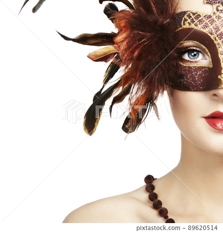 Beautiful young woman in brown mysterious venetian mask 89620514