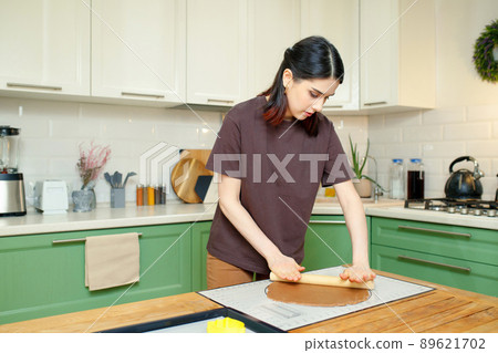 Young beautiful brunette caucasian woman 25s cooking in the kitchen Young beautiful brunette caucasian woman 25s cooking in the kitchen 89621702