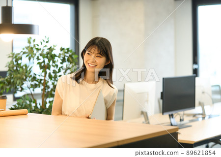 辦公室站立的書桌放鬆 89621854