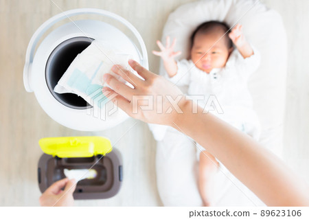 媽媽的手扔進紙尿褲垃圾桶 89623106