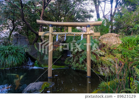 東京都港區愛宕神社池塘里的鳥居 89623129