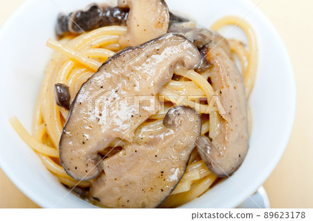 Italian spaghetti pasta and mushrooms 89623178