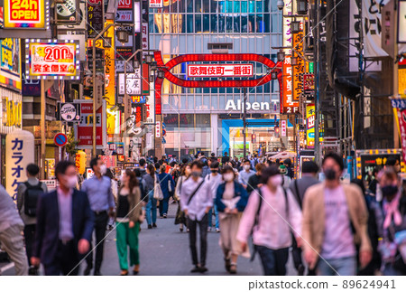 Tokyo cityscape of Japan May. For the first time in 3 years, GW with no action restrictions is over ... Kabukicho has a lot of people = May 11th Tokyo cityscape of Japan May. For the first time in 3 years, GW with no action restrictions is over ... Kabukicho has a lot of people = May 11th 89624941