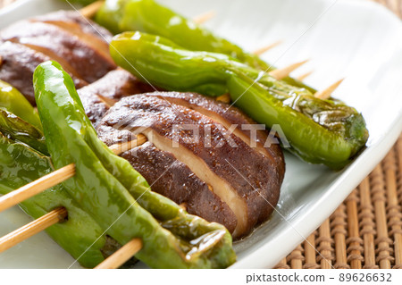 香菇和shishito 串。 香菇和shishito 串。 89626632
