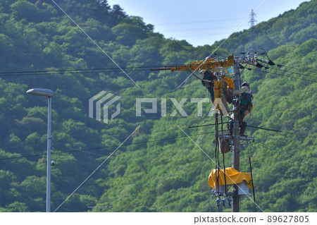 High-voltage electrical work: High-voltage work on utility poles 89627805