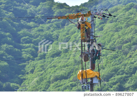 High-voltage electrical work: High-voltage work on utility poles High-voltage electrical work: High-voltage work on utility poles 89627807