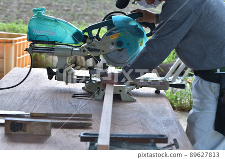 Cutting with Oshikiri Carpenter's work scene 89627813