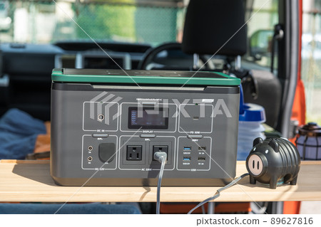 [Use a portable power supply when staying in the car] 89627816