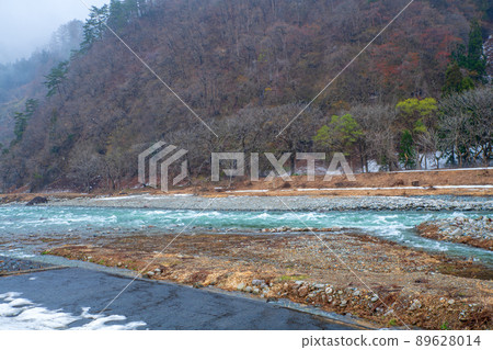 融雪的魚野川、新本橋上游景觀、關越高速公路湯澤IC附近、殘雪、初春美景 融雪的魚野川、新本橋上游景觀、關越高速公路湯澤IC附近、殘雪、初春美景 89628014