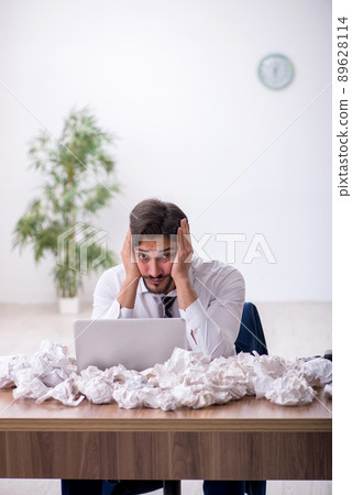 Young male employee in brainstorming concept Young male employee in brainstorming concept 89628114