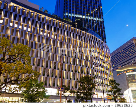 阪神梅田總店,大阪梅田整棟大樓在黃昏時分開業 阪神梅田總店,大阪梅田整棟大樓在黃昏時分開業 89628623