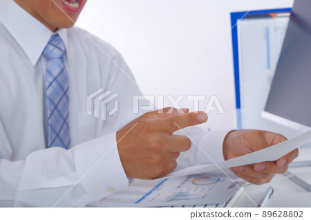 A man who gets angry at work 89628802