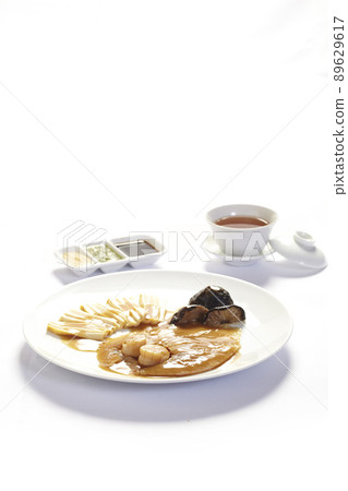 abalone,shark fin and scallop in a plate on white background, Chinese cuisine. abalone,shark fin and scallop in a plate on white background, Chinese cuisine. 89629617