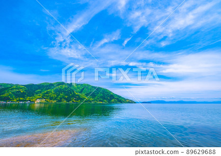 新鮮的綠色海津大崎和竹生島 新鮮的綠色海津大崎和竹生島 89629688