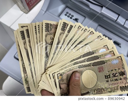 一捆鈔票剛拿出來 89630942