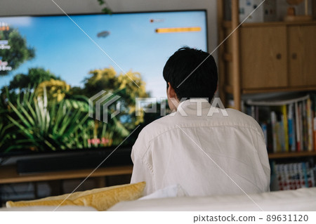 玩電子遊戲的男人 89631120