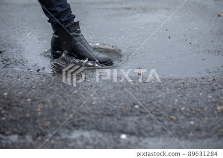 腳下的水坑進入水坑 89631284