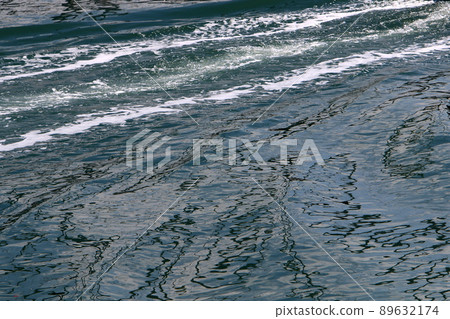 The color of sea water in the Mediterranean in shallow water 89632174