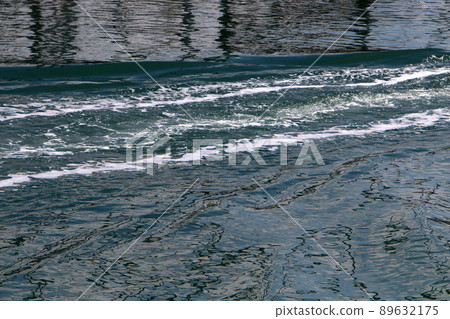 The color of sea water in the Mediterranean in shallow water 89632175