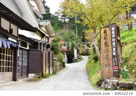 旗宿、箱根町、箱根路東海道紀念碑和新鮮的綠色 89632214