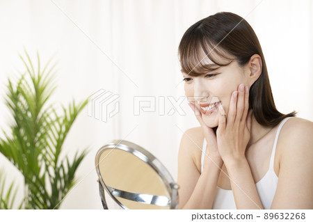 照鏡子微笑的女人 照鏡子微笑的女人 89632268