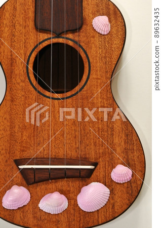 我用貝殼裝飾了尤克里裡琴。 我用貝殼裝飾了尤克里裡琴。 89632435