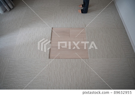 The tile carpet is dirty, so replace only one. 89632955