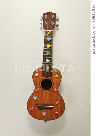 用心形配件裝飾尤克里裡琴。 用心形配件裝飾尤克里裡琴。 89633016