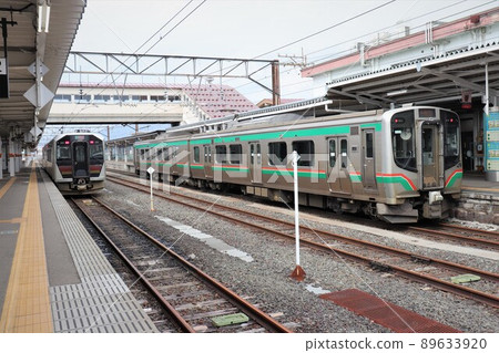 柴油車和火車 磐越線 會津若松站 福島縣 柴油車和火車 磐越線 會津若松站 福島縣 89633920