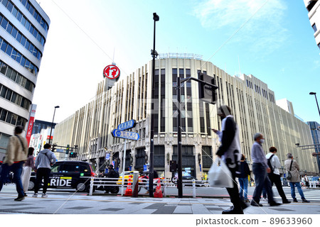 People passing by at the Shinjuku Sanchome intersection 89633960