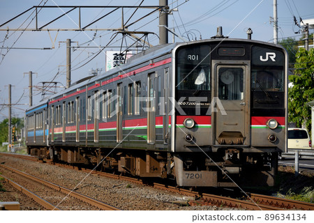 7200 series + 7000 series rapid sunport 3 cars running on the Yosan line 7200 series + 7000 series rapid sunport 3 cars running on the Yosan line 89634134