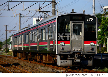 Two 7200 series local trains running on the Yosan Line (vivid style) 89634143