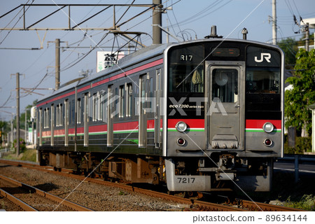 Two 7200 series ordinary trains running on the Yosan Line 89634144