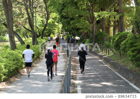 Citizen runner running in the park 89634715