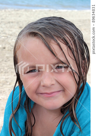 Little girl with wet hair 89634831
