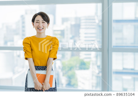 一位在現代辦公室工作的 30 多歲女性 一位在現代辦公室工作的 30 多歲女性 89635104