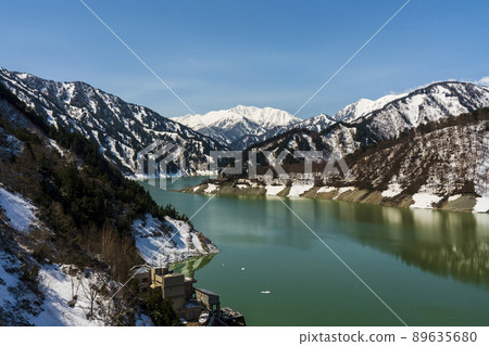 從黑部的水壩湖看到的雪山 89635680