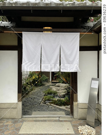 京都日式餐廳入口白色窗簾 京都日式餐廳入口白色窗簾 89636239