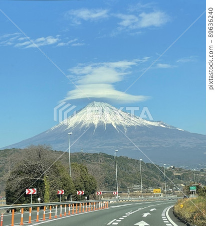 從高速公路藍天開車的富士山 從高速公路藍天開車的富士山 89636240