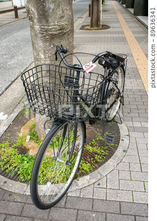 貼有禁止停放自行車卡的非法停放自行車 89636341