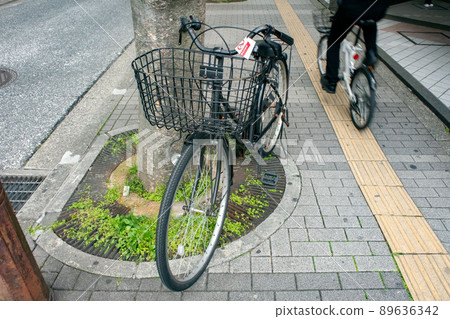 貼有禁止停放自行車卡的非法停放自行車 89636342