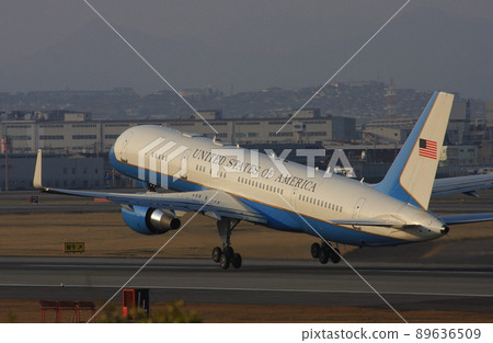 U.S. Air Force C-32A VIP Transport Aircraft (Osaka International Airport) U.S. Air Force C-32A VIP Transport Aircraft (Osaka International Airport) 89636509