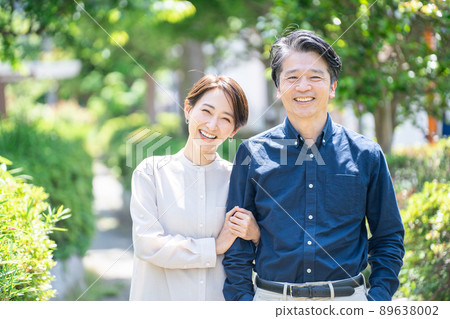 Smiley middle couple (couple, outdoor, fresh green) Smiley middle couple (couple, outdoor, fresh green) 89638002