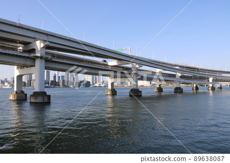 Rainbow Bridge seen from Shinagawa Daiba in Odaiba, Tokyo 89638087